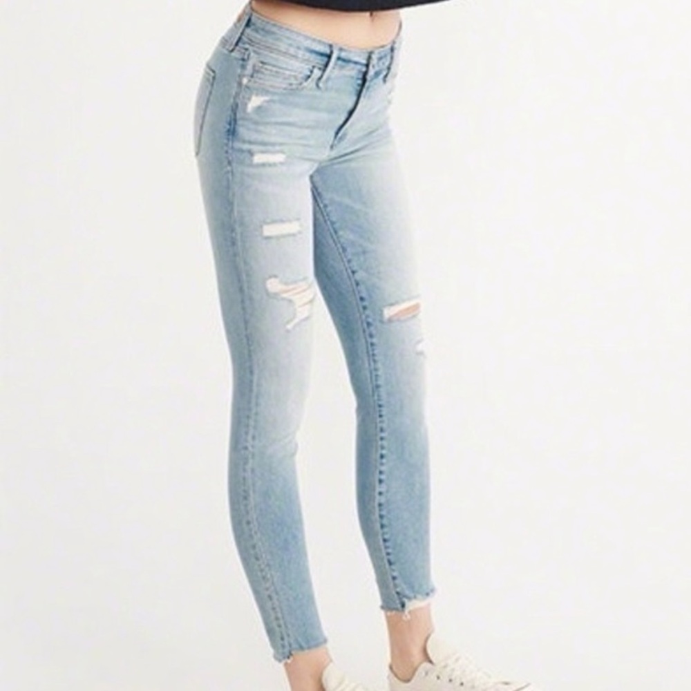 🔥🔥Abercrombie & Fitch Ankle Light Wash Denim Mid-Rise Distressed Harper Jeans